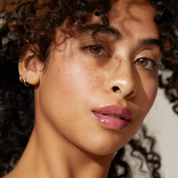 no-makeup-makeup look with minori clean cosmetics, vegan lip gloss, mascara