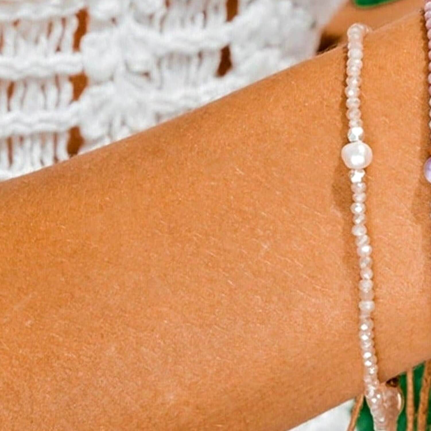 bracelet with white center freshwater pearl surrounded by white crystals