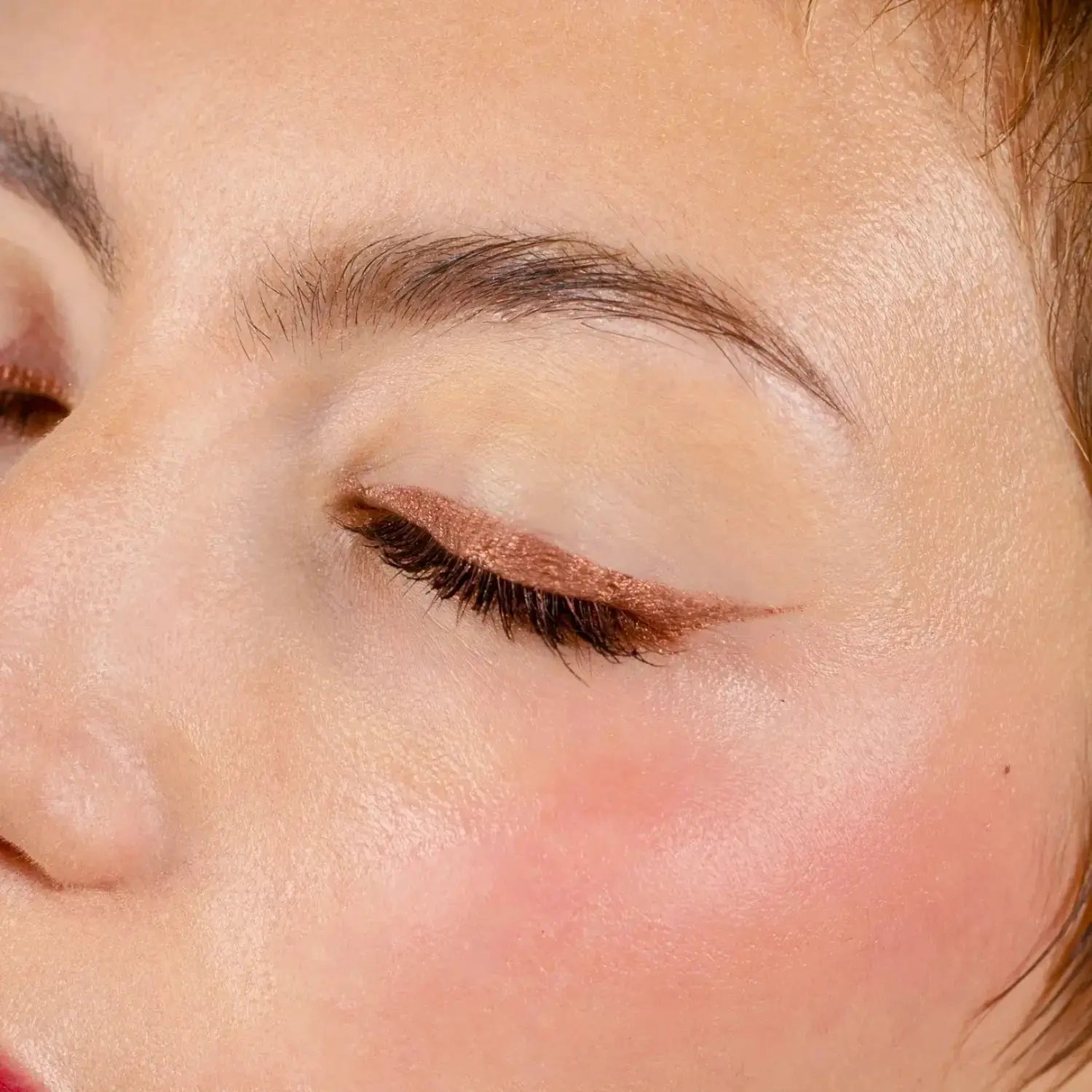 La Crique Beauty Copper Bronze Shimmer Eye Shadow worn as eyeliner on model