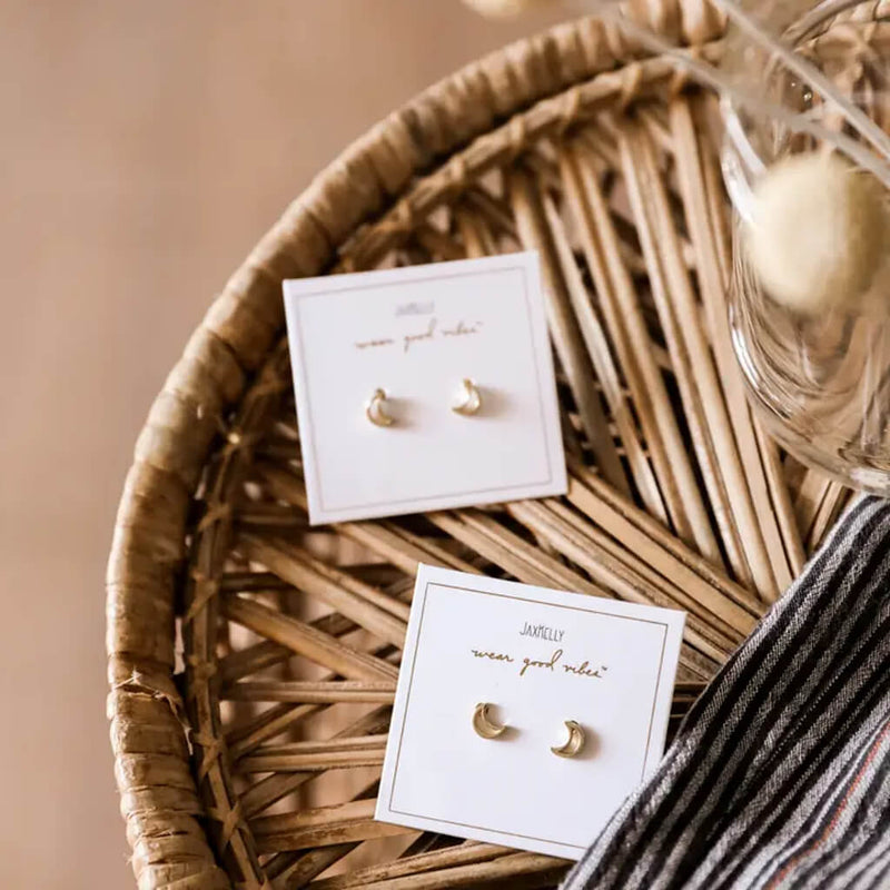 a pair of jaxkelly earrings