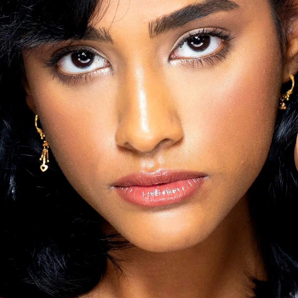 Fitglow Beauty Day to Night Ceramide Hydra Balm Duo in Colors 24 Hour Clear and Rosewood Pink shown on a tan skinned model.