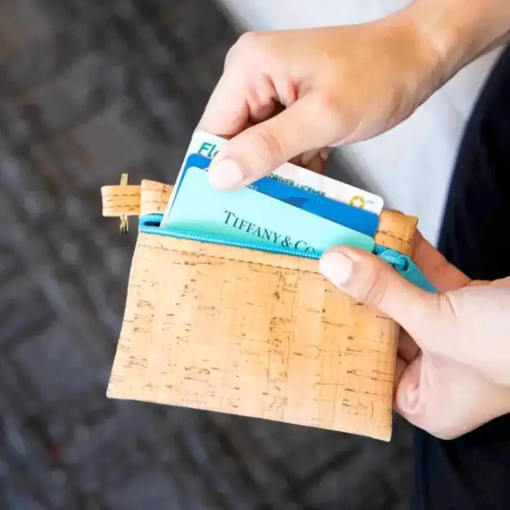 Keychain pouch for credit cards and cash