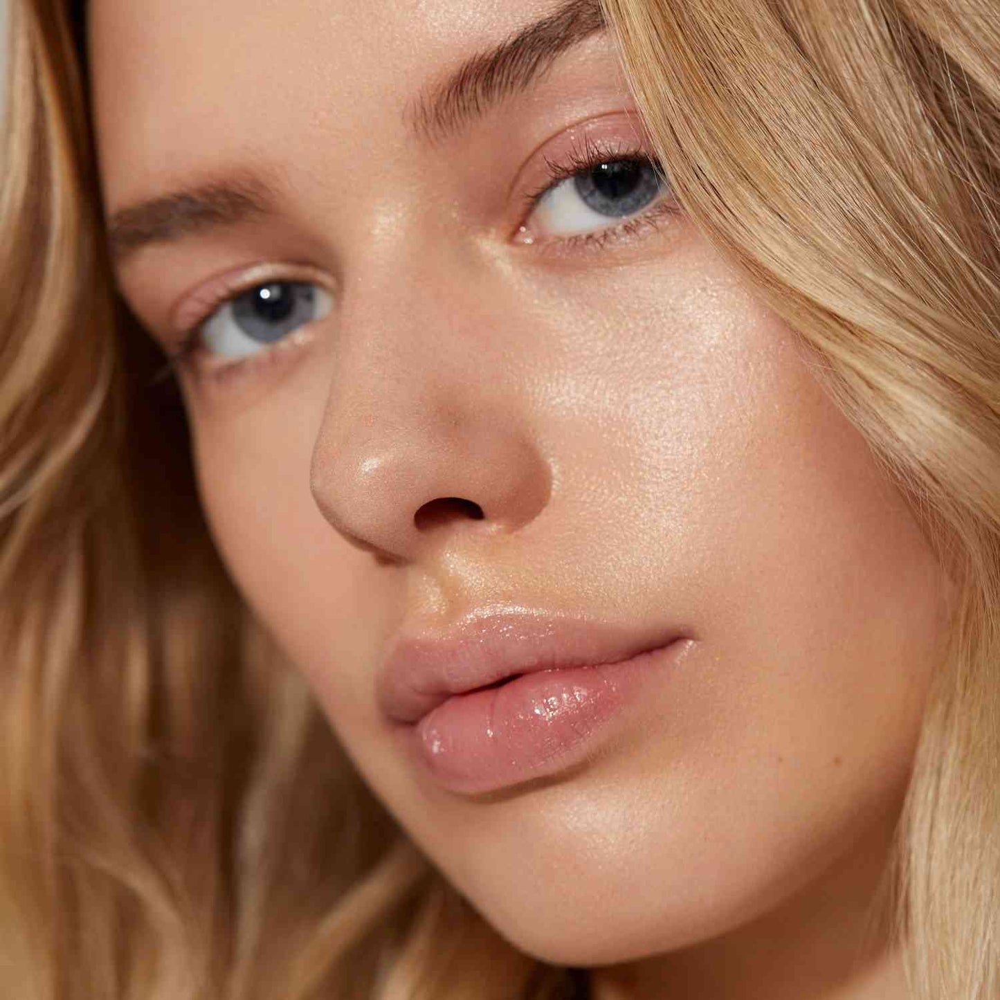 model wearing clear lip gloss - Minori