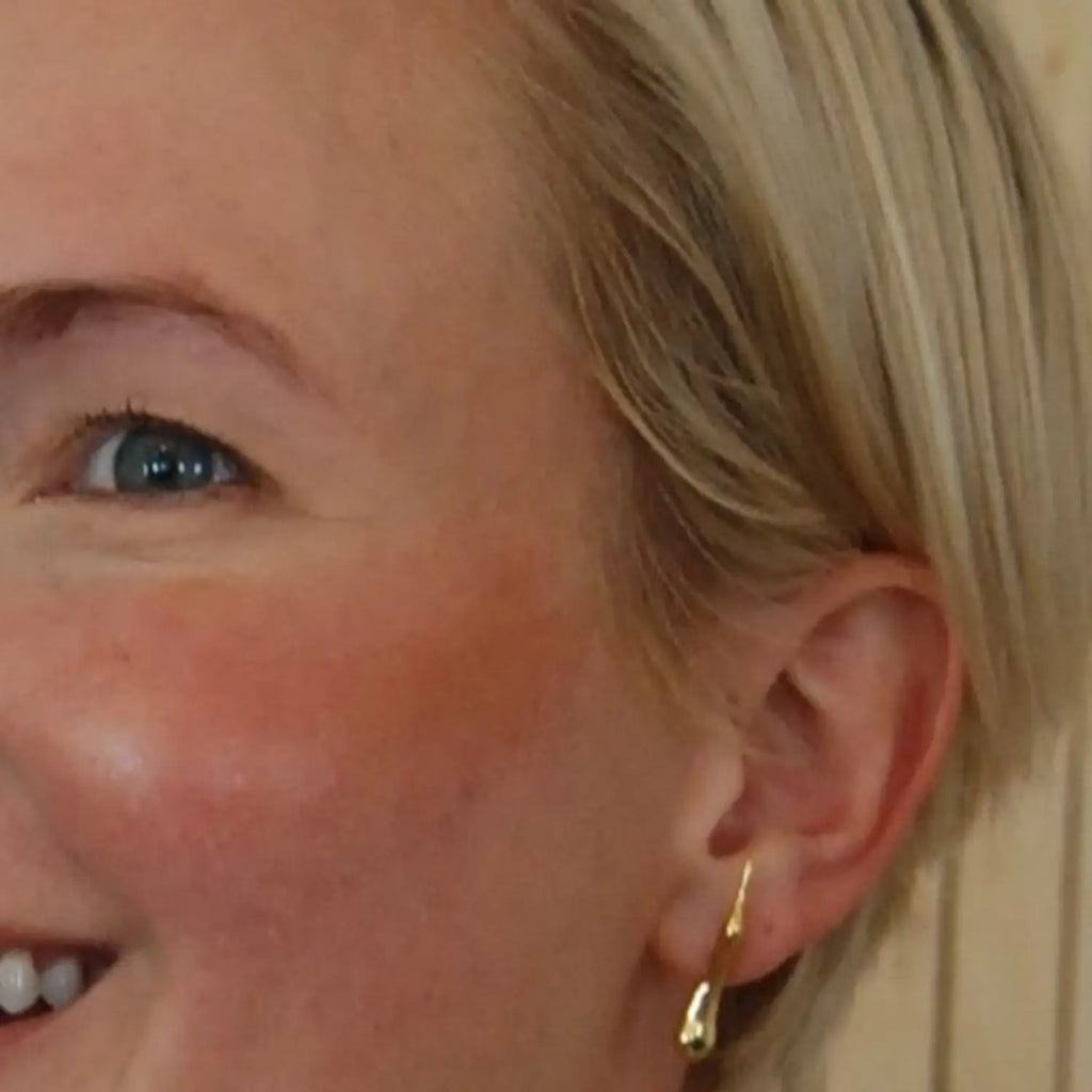 woman with blonde hair wearing river organics cream bronzer on her cheek