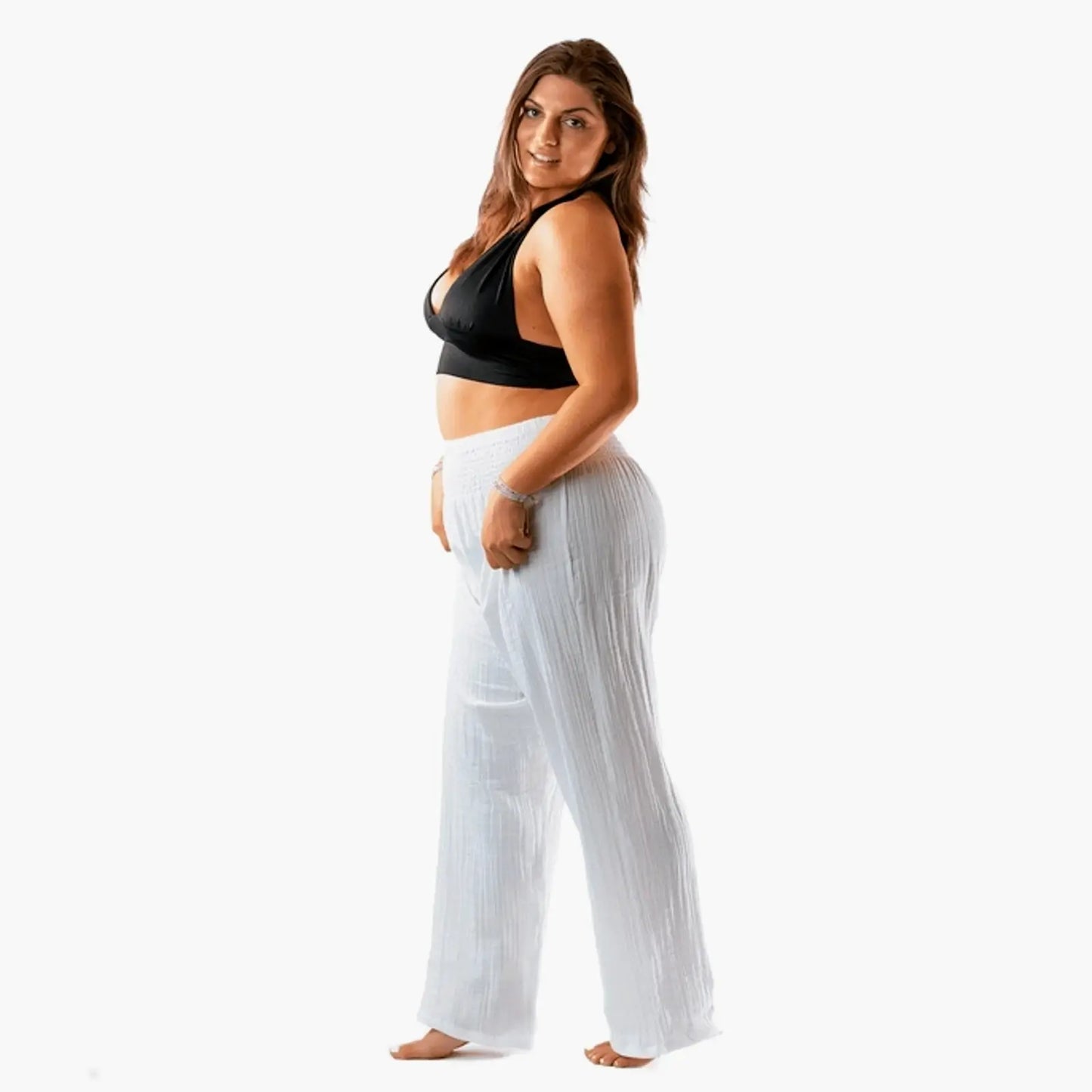 white cotton wide leg pants on a curvy model