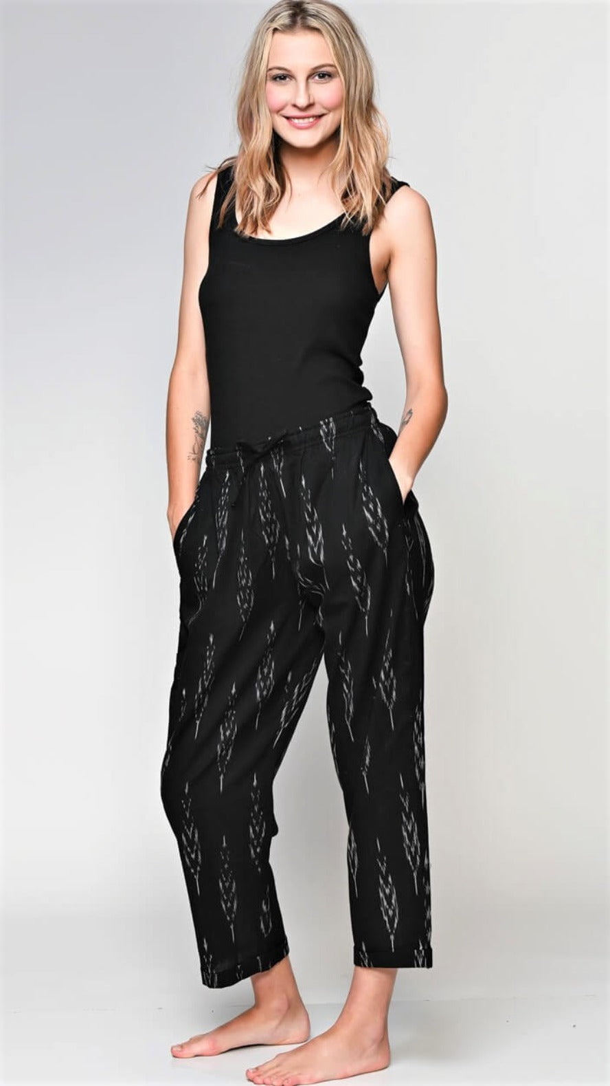 Cropped Ankle Pants with Pockets in Black and White Ikat